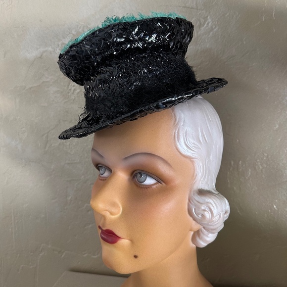 RARE 1930s\' BLACK STRAW TOY TILT TOP HAT + GRTEEN FEATHER TOP main image 9